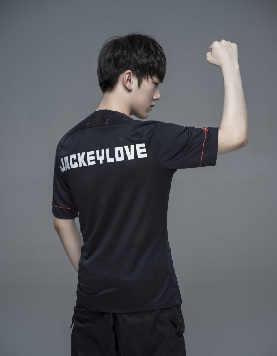 华体会入口-关于JackeyLove重返赛场，爆冷首场状态出色，瑞士队观众沸腾！比赛高潮迭起的信息